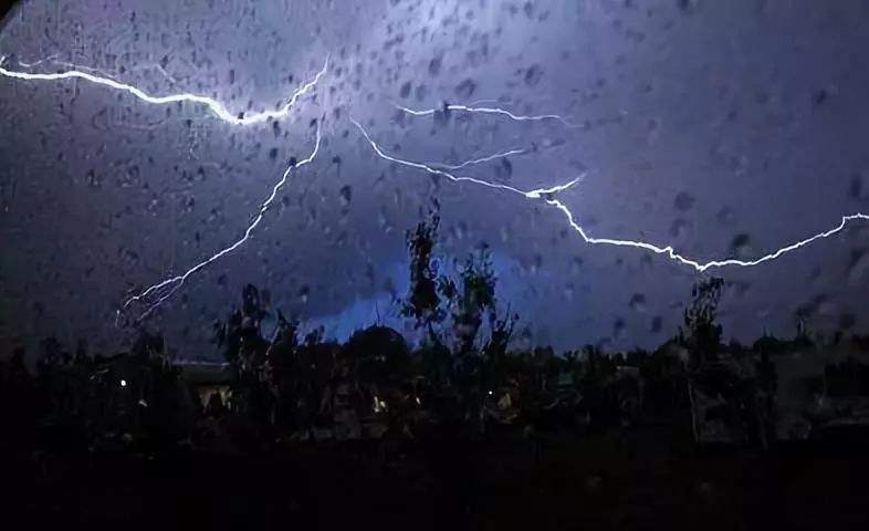 暴雨來(lái)襲，請注意人身安全